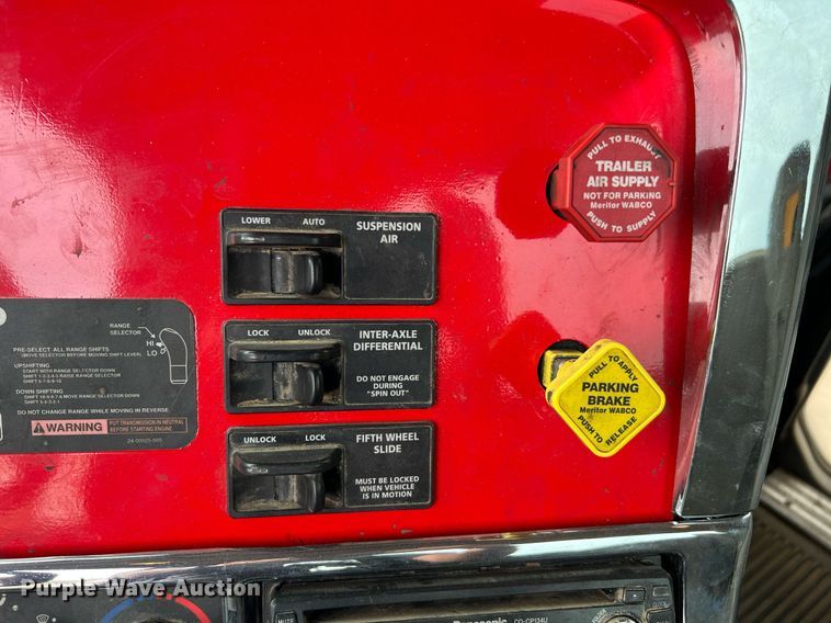 image for item DQ2206 2005 Freightliner Columbia  semi truck