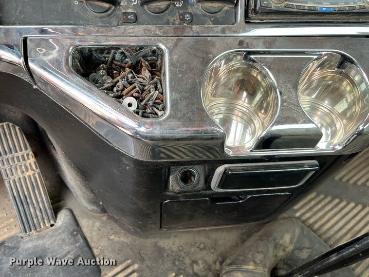 image for item DQ2206 2005 Freightliner Columbia  semi truck