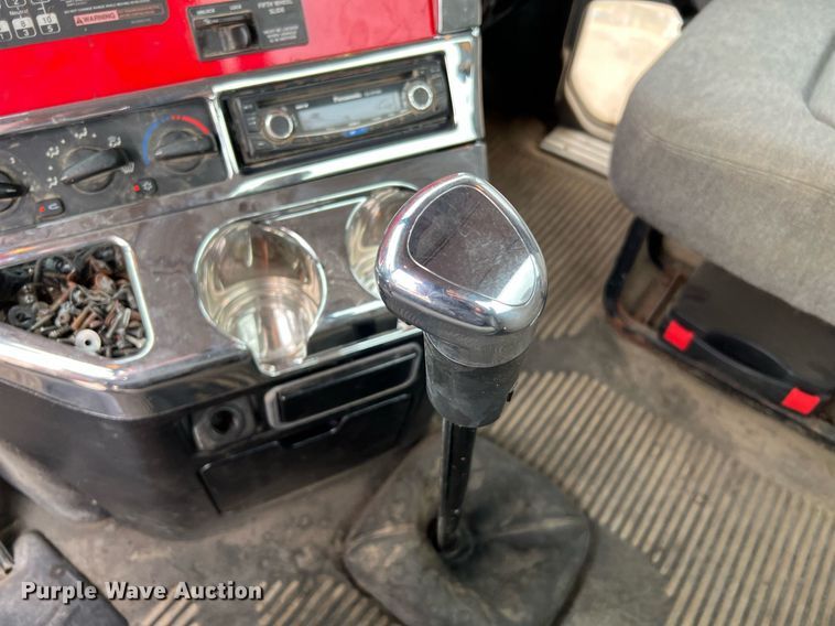 image for item DQ2206 2005 Freightliner Columbia  semi truck