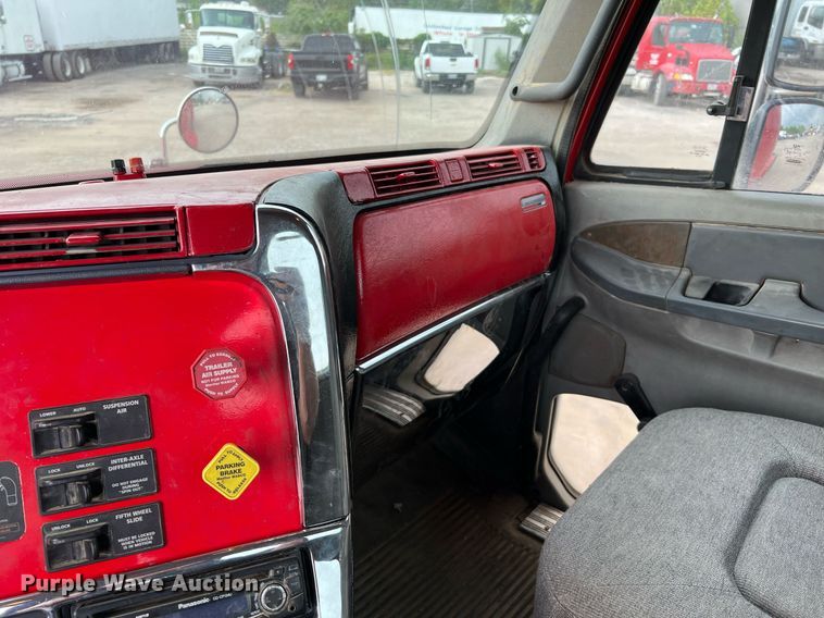 image for item DQ2206 2005 Freightliner Columbia  semi truck