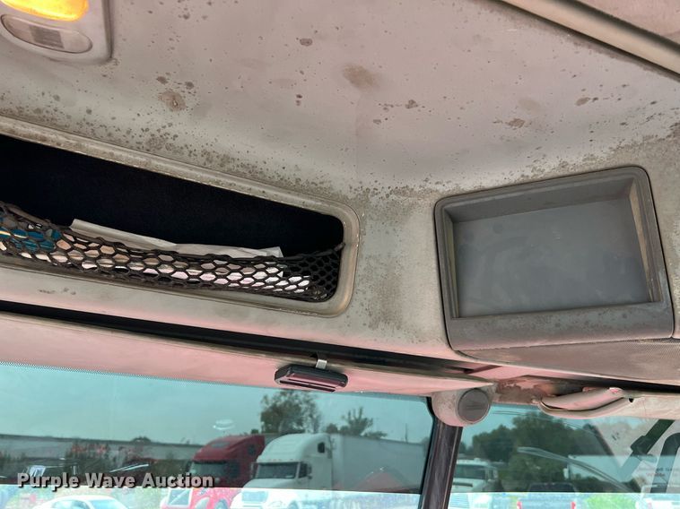 image for item DQ2206 2005 Freightliner Columbia  semi truck