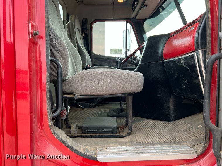 image for item DQ2206 2005 Freightliner Columbia  semi truck