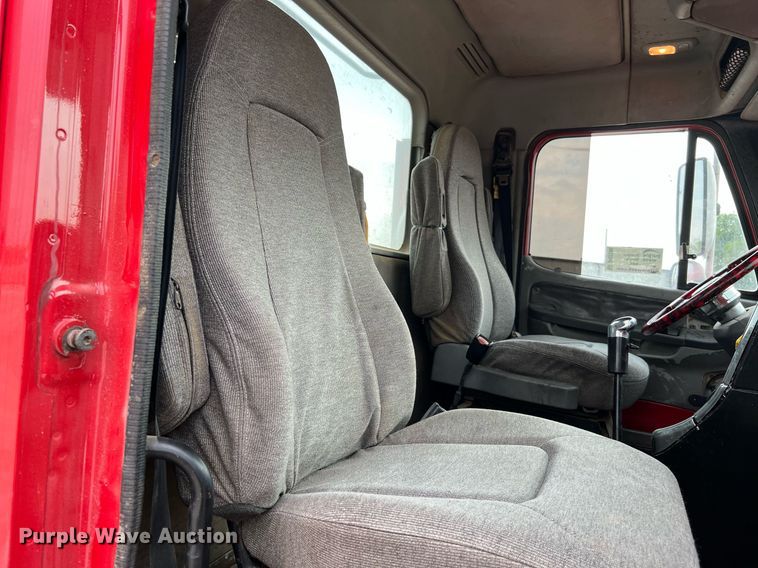 image for item DQ2206 2005 Freightliner Columbia  semi truck