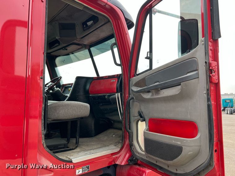 image for item DQ2206 2005 Freightliner Columbia  semi truck