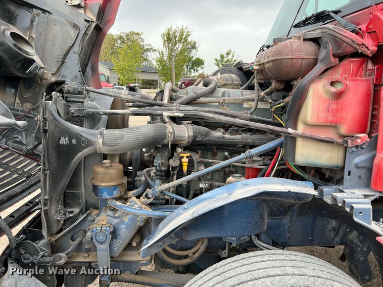 image for item DQ2206 2005 Freightliner Columbia  semi truck