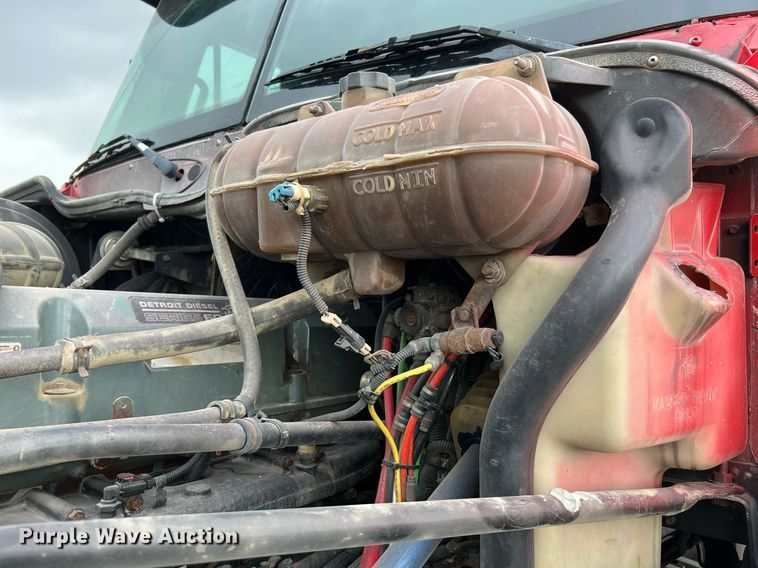 image for item DQ2206 2005 Freightliner Columbia  semi truck