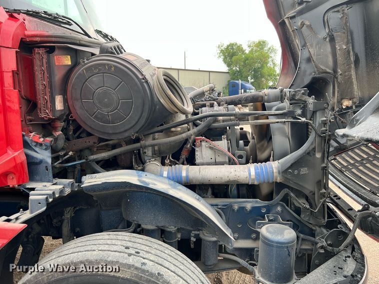 image for item DQ2206 2005 Freightliner Columbia  semi truck