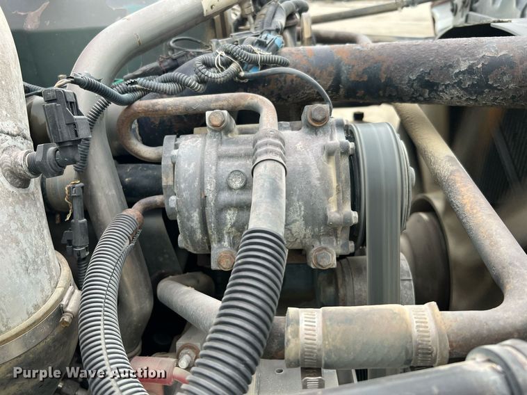 image for item DQ2206 2005 Freightliner Columbia  semi truck