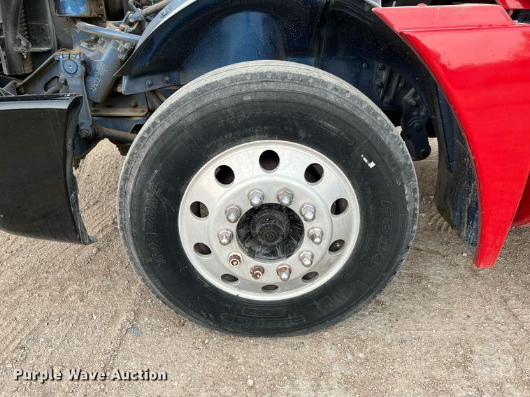 image for item DQ2206 2005 Freightliner Columbia  semi truck