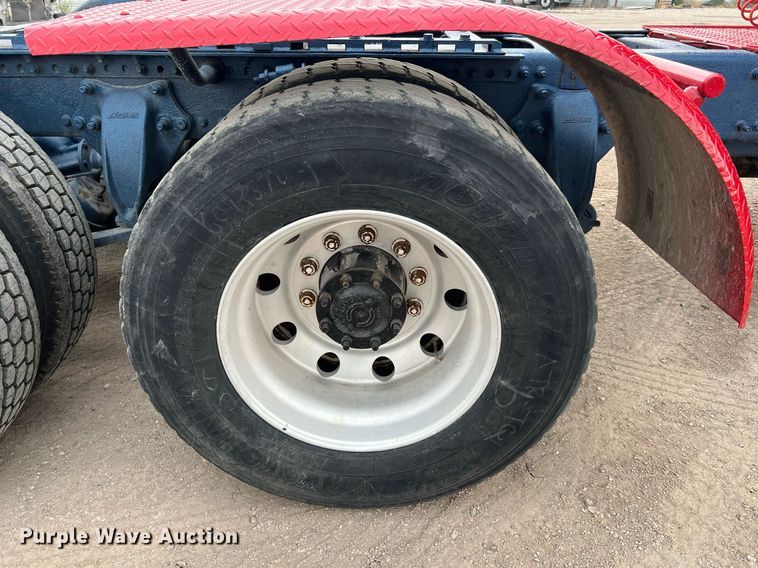 image for item DQ2206 2005 Freightliner Columbia  semi truck