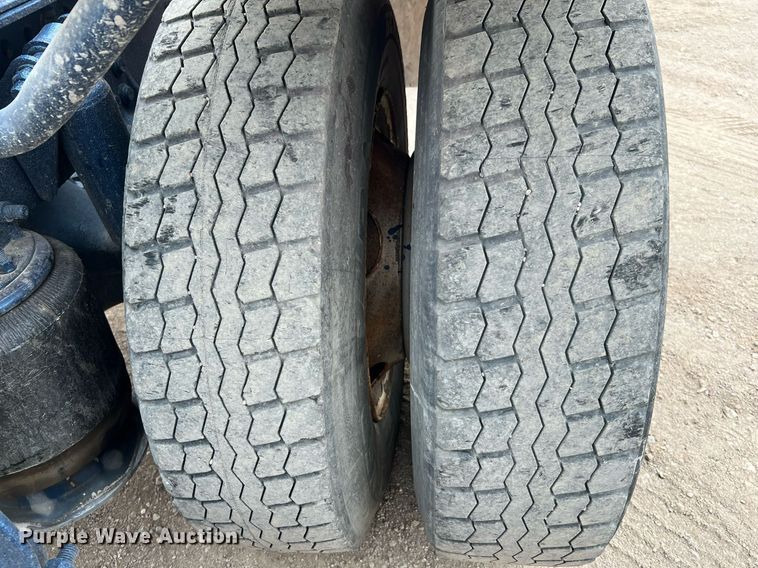 image for item DQ2206 2005 Freightliner Columbia  semi truck