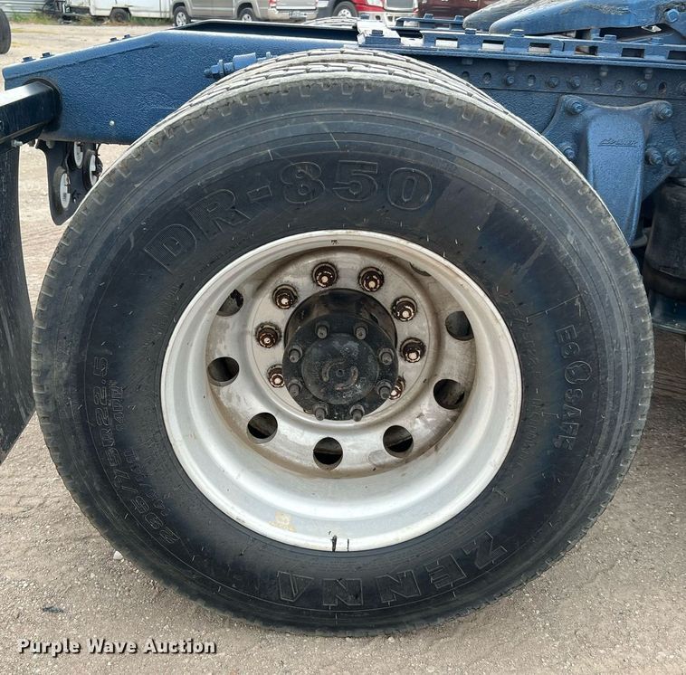 image for item DQ2206 2005 Freightliner Columbia  semi truck