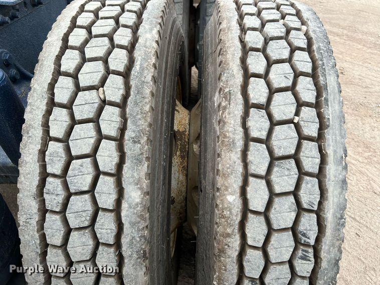 image for item DQ2206 2005 Freightliner Columbia  semi truck