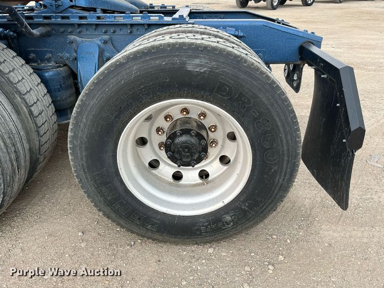 image for item DQ2206 2005 Freightliner Columbia  semi truck