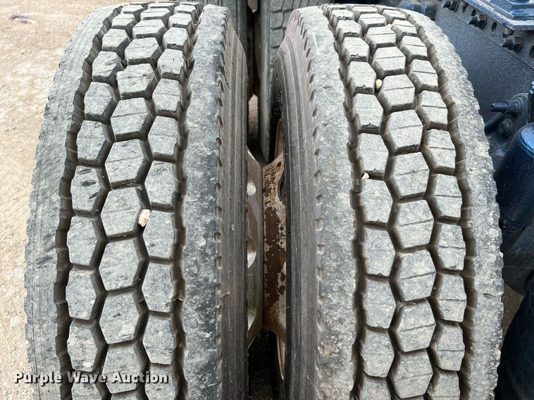 image for item DQ2206 2005 Freightliner Columbia  semi truck