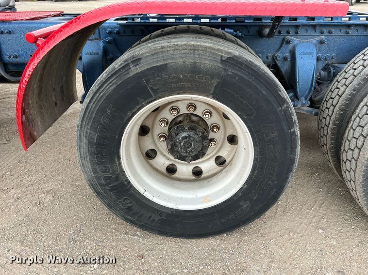 image for item DQ2206 2005 Freightliner Columbia  semi truck