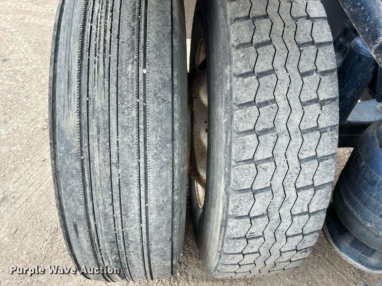 image for item DQ2206 2005 Freightliner Columbia  semi truck