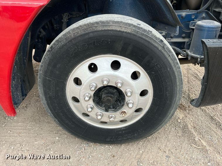 image for item DQ2206 2005 Freightliner Columbia  semi truck