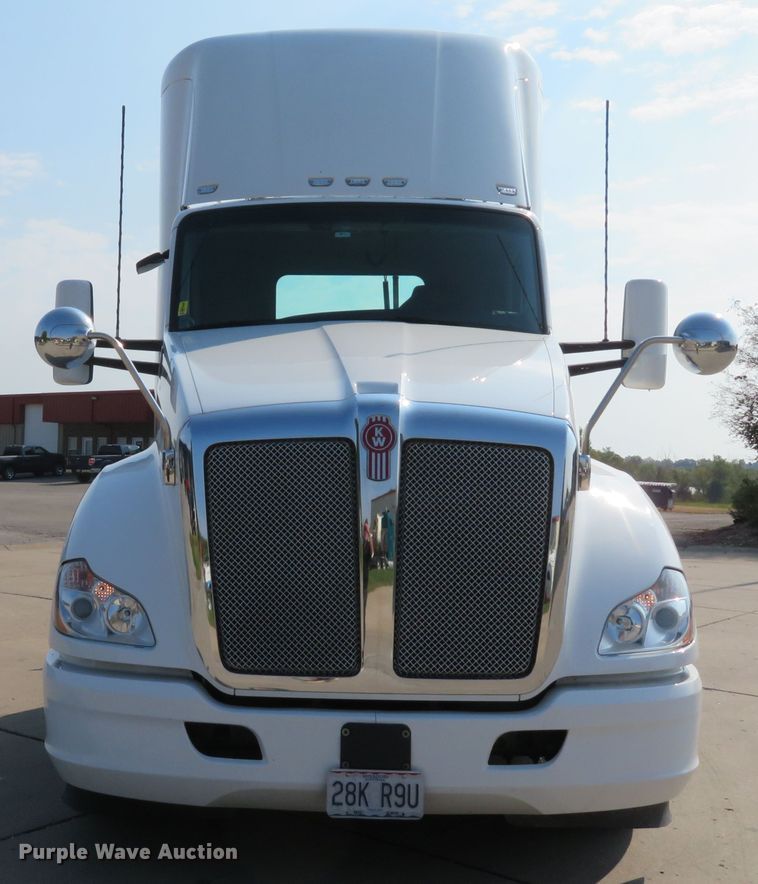 image for item FB9858 2020 Kenworth T680  semi truck