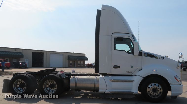 image for item FB9858 2020 Kenworth T680  semi truck