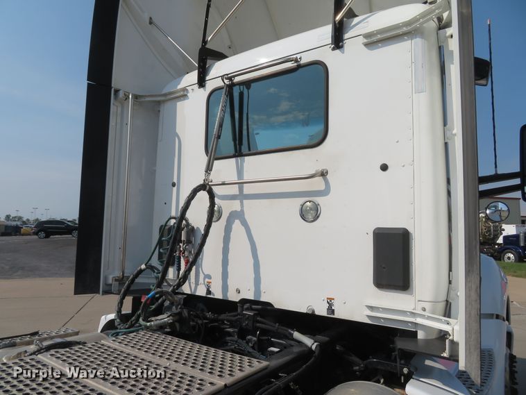 image for item FB9858 2020 Kenworth T680  semi truck