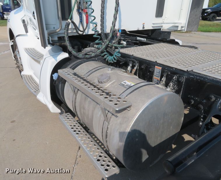 image for item FB9858 2020 Kenworth T680  semi truck