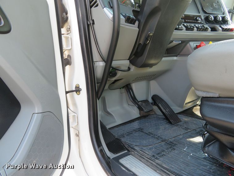 image for item FB9858 2020 Kenworth T680  semi truck