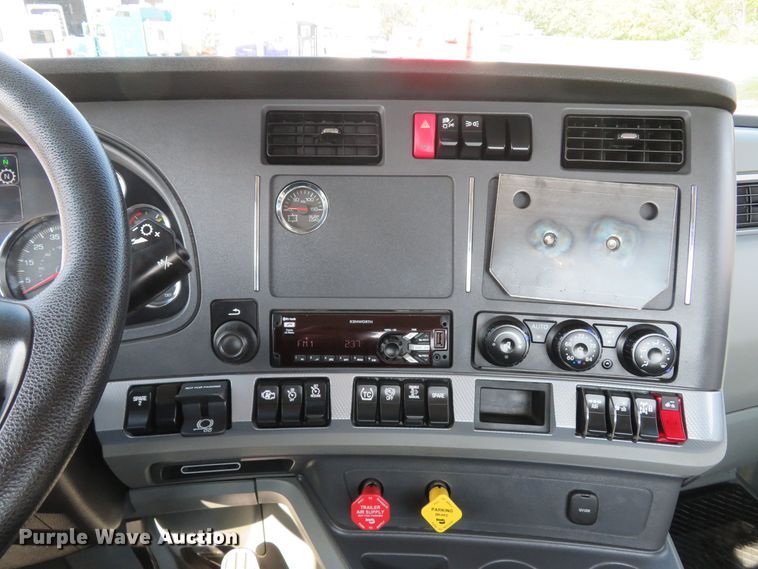 image for item FB9858 2020 Kenworth T680  semi truck