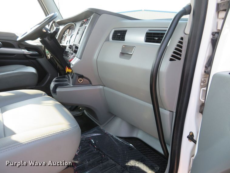 image for item FB9858 2020 Kenworth T680  semi truck