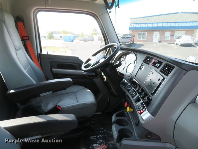 image for item FB9858 2020 Kenworth T680  semi truck