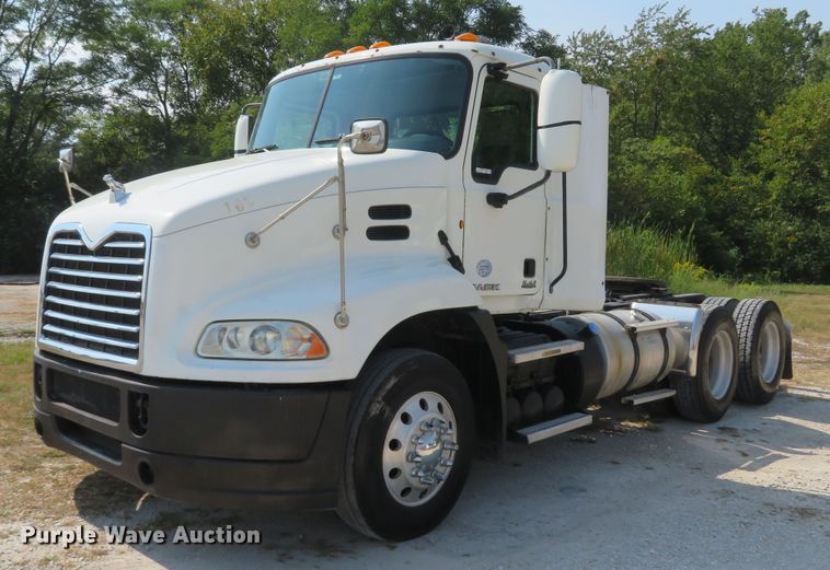 image for item FB9861 2013 Mack CXU613  semi truck