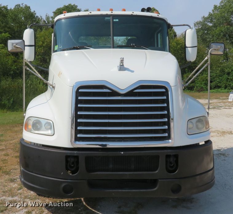 image for item FB9861 2013 Mack CXU613  semi truck