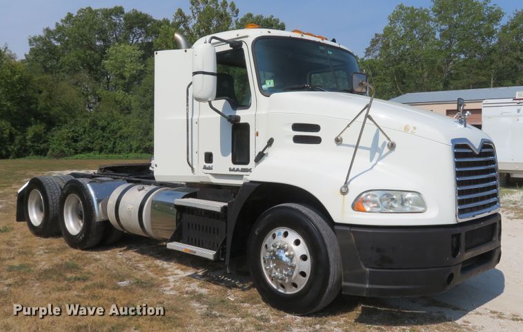 image for item FB9861 2013 Mack CXU613  semi truck