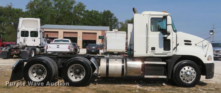image for item FB9861 2013 Mack CXU613  semi truck