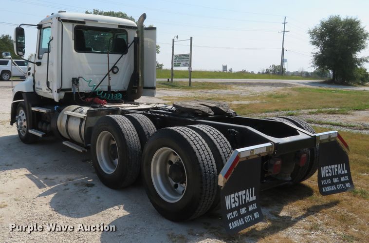 image for item FB9861 2013 Mack CXU613  semi truck