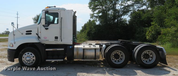 image for item FB9861 2013 Mack CXU613  semi truck