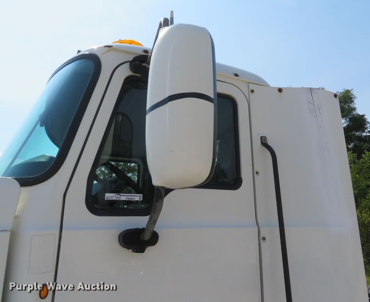 image for item FB9861 2013 Mack CXU613  semi truck