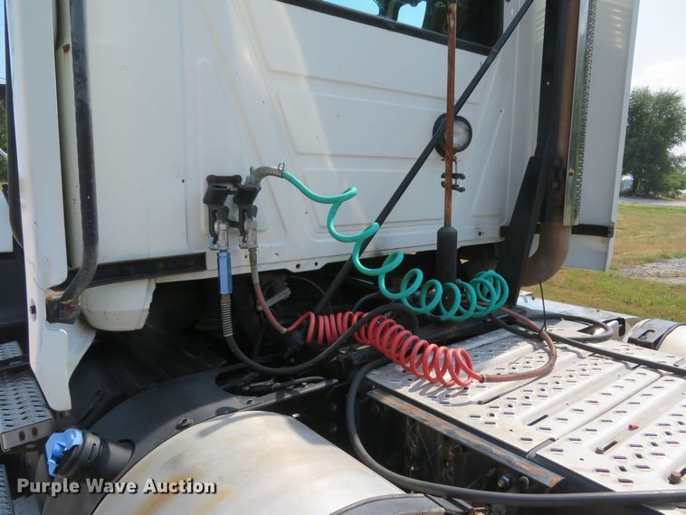 image for item FB9861 2013 Mack CXU613  semi truck