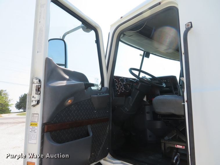 image for item FB9861 2013 Mack CXU613  semi truck