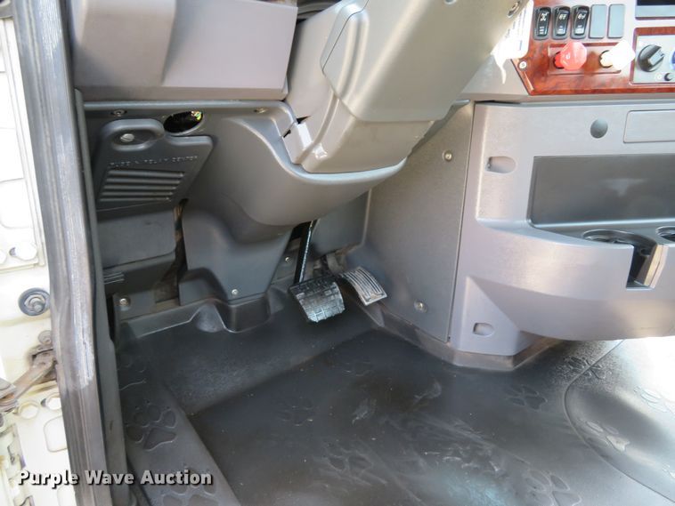 image for item FB9861 2013 Mack CXU613  semi truck