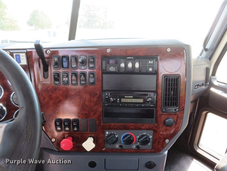 image for item FB9861 2013 Mack CXU613  semi truck