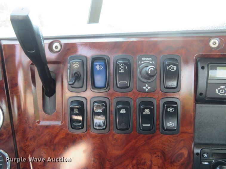 image for item FB9861 2013 Mack CXU613  semi truck