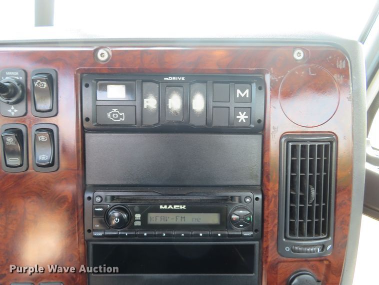 image for item FB9861 2013 Mack CXU613  semi truck