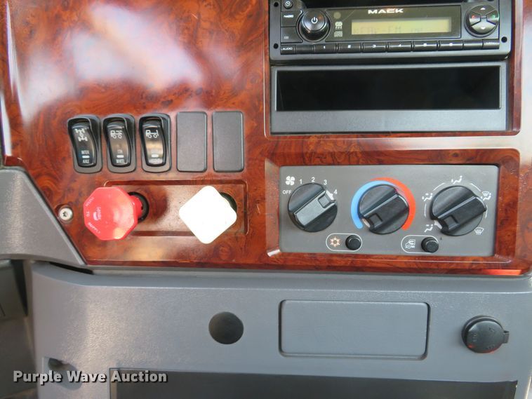 image for item FB9861 2013 Mack CXU613  semi truck