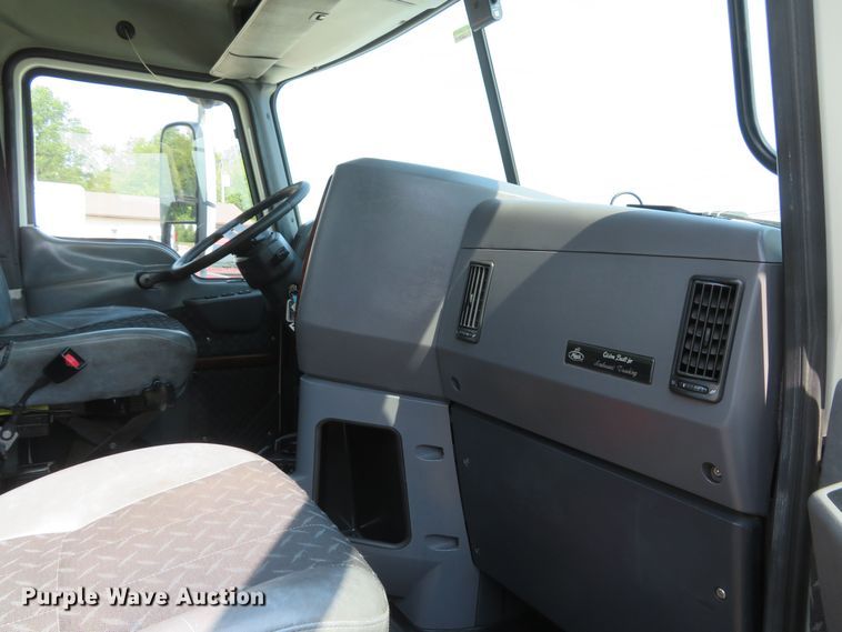 image for item FB9861 2013 Mack CXU613  semi truck