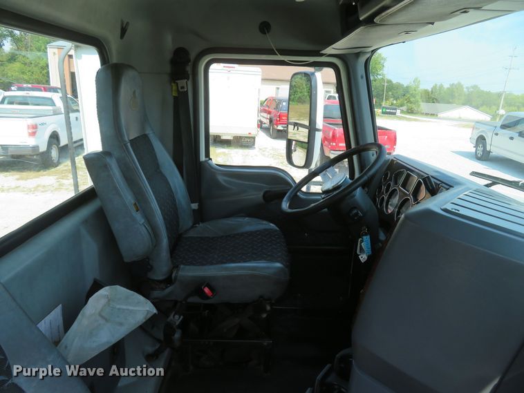 image for item FB9861 2013 Mack CXU613  semi truck