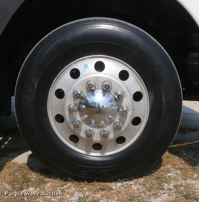 image for item FB9861 2013 Mack CXU613  semi truck