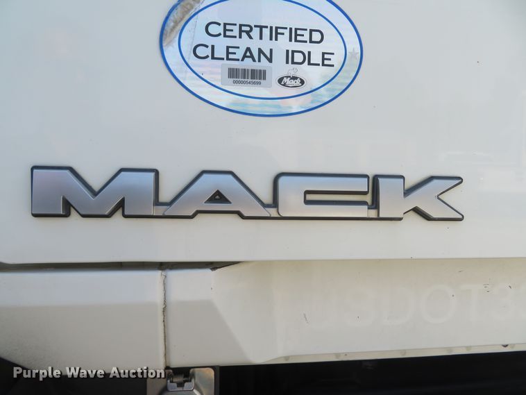 image for item FB9861 2013 Mack CXU613  semi truck