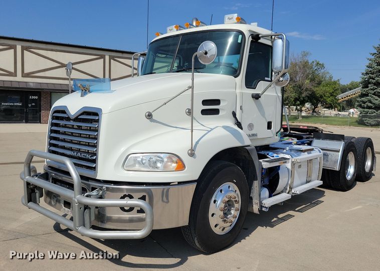 image for item IQ9940 2015 Mack CXU613  semi truck