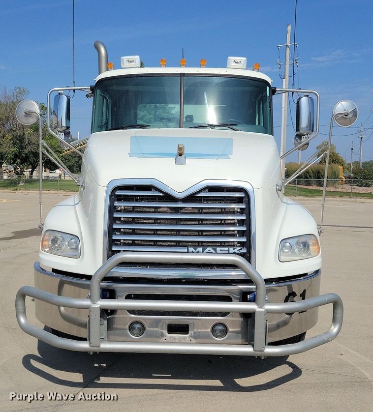 image for item IQ9940 2015 Mack CXU613  semi truck
